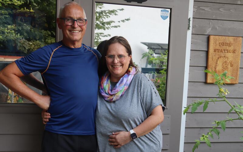 Seit vier Jahren pflegen Oliver und Michaela Wiens in Pfäffingen gemeinsam Igel. Das Paar lernte sich wegen eines verletzten Igels kennen und lieben. GB-Foto: Priotto