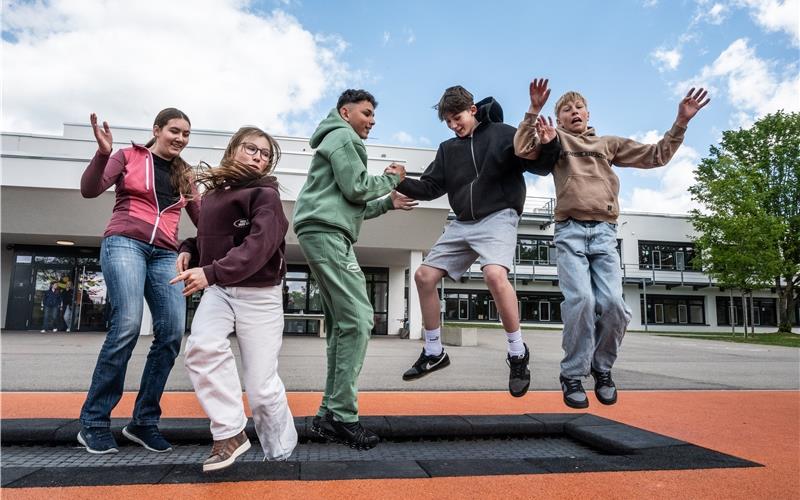 Seitdem dasHandyverbot in der Gemeinschaftsschule Jettingen eingeführt wurde, beschäftigen sich die Schüler wieder eher miteinander und bewegen sich in der Pause mehr. GB-Foto: Schmidt