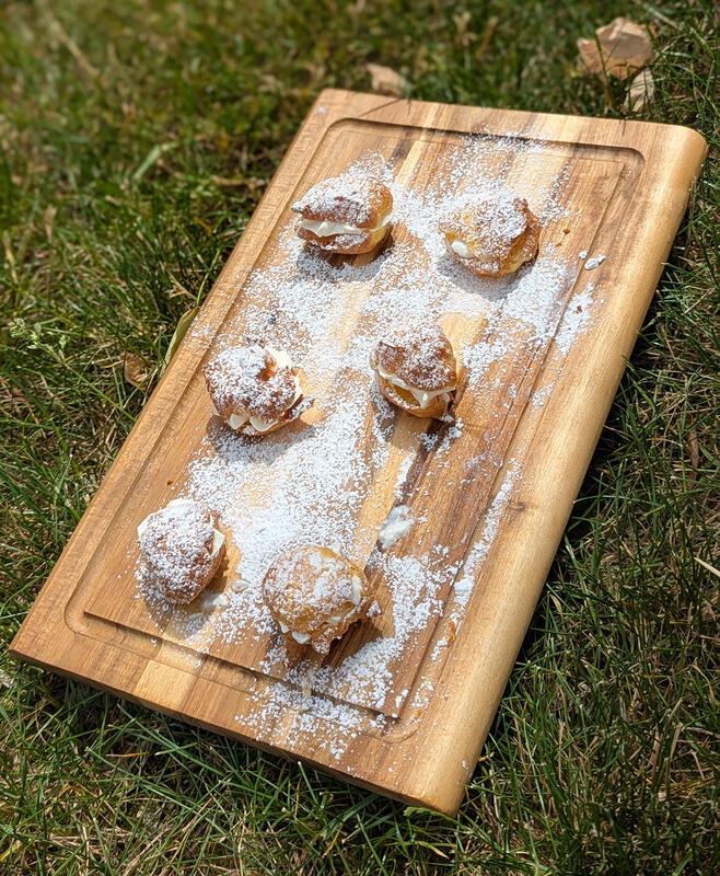 Selber gemachte Windbeutel im Garten essen.  Von Silas Elsner aus Mönchberg.