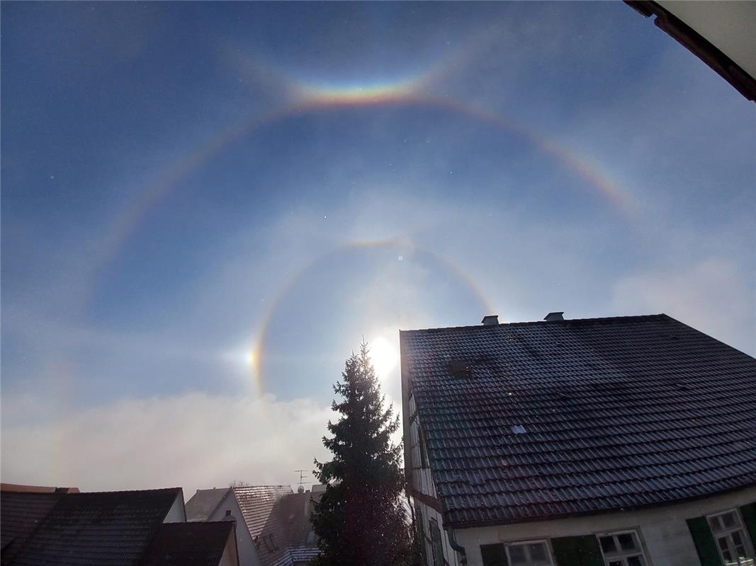 Seltenes Naturphänomen Halo, Zirkumzenitalbogen, Sonnenbogen, Nebensonnen, Supra...