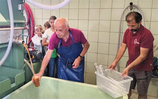 Seniorchef Karl Haischt (links) und Marcus Haischt zapften frisch gepressten Apfelsaft für die Gäste. GB-Foto: Straub