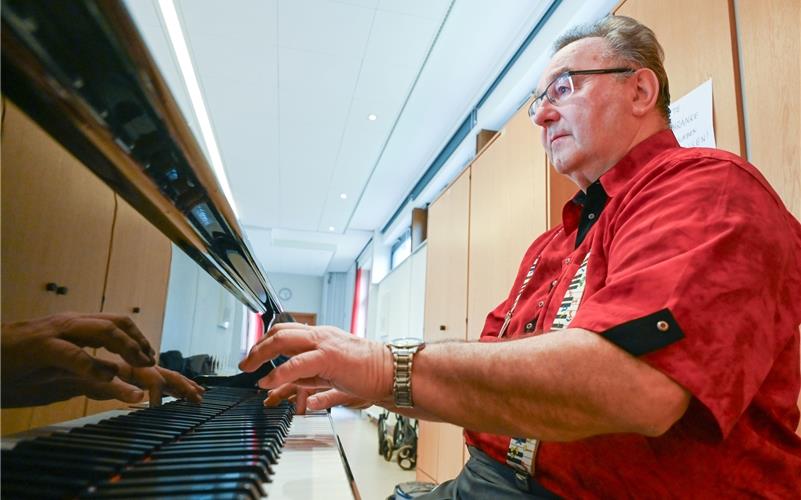 Seniorennachmittag im evangelischen Gemeindehaus in Gültstein: Egbert Zimmermann unterhält die Gäste mit Musik, Gesang und Theatereinlagen.GB-Foto: Vecsey