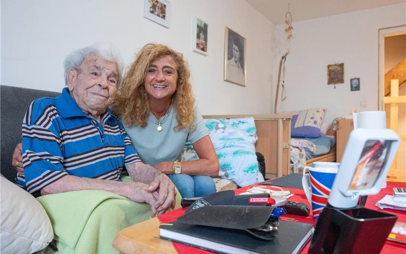 Sevgi Knaus hat seit letztem Winter einen neuen Mitbewohner: Umberto D’Onofrio. Die Familie nennt den Senior inzwischen liebevoll „Opa“. In seinem neuen Zuhause in Effringen will und darf er für den Rest seines Lebens bleiben. GB-Foto: Vecsey