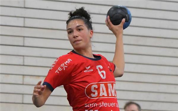 Shana Stäudle im Anflug auf des Tor des VfL Pfullingen. GB-Foto: Gebhardt