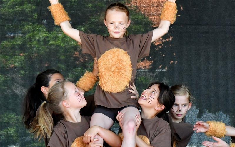 Zwiebelkuchen und Tanz Showeinlage: Tänzerinnen von „TanZeitLos“GB-Foto: Holom