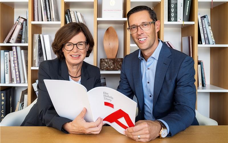 Sibylle Thierer (CEO) übergibt nach 20 Jahren an der Spitze den Vorsitz der Geschäftsleitung an den 45-jährigen geschäftsführenden Direktor Gregor Riekena. GB-Foto: Häfele