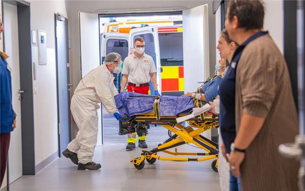 Sicherer Start: Patiententransfer in die neuen Kliniken Calw. GB-Fotos: Klinikverbund
