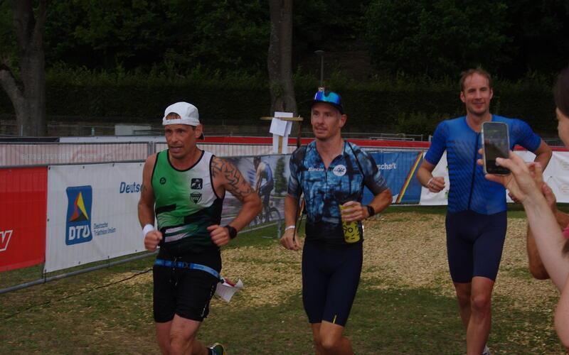 Sichtlich gezeichnet beim Zieleinlauf: Andreas Bühler (von links) hat mit seinen beiden Teamkollegen vom VfL Herrenberg, Thorsten Mikolaizak und Christian Burkhardt, kurz vor dem Ziel den Staffelsieg beim Nordschwarzwald-Triathlon verpasst. GB-Foto: Hornung