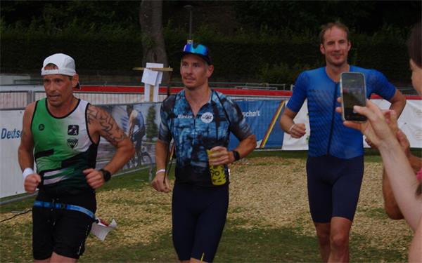 Sichtlich gezeichnet beim Zieleinlauf: Andreas Bühler (von links) hat mit seinen beiden Teamkollegen vom VfL Herrenberg, Thorsten Mikolaizak und Christian Burkhardt, kurz vor dem Ziel den Staffelsieg beim Nordschwarzwald-Triathlon verpasst. GB-Foto: Hornung