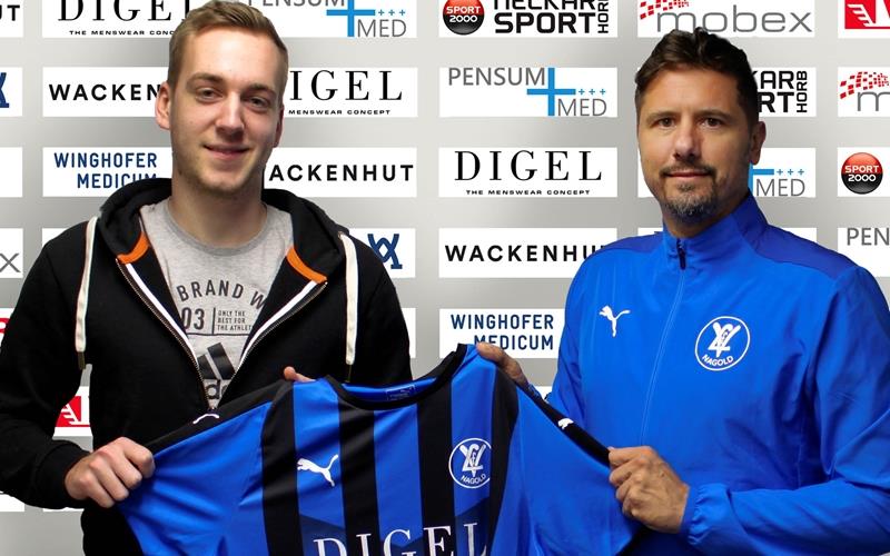 „Absoluter Königstransfer“ für den VfL Nagold Sichtlich stolz präsentiert VfL-Coach Armin Redzepagic (rechts) den ehemaligen Regionalliga-Spieler Carlos Konz als Neuzugang GB-Foto: gb
