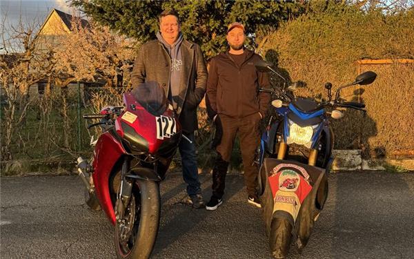 Sie fahren bei den Motorradfreunden ganz vorne mit: Die beiden Vereinschefs David Bökle (links) und Robin Klein.GB-Foto: gb
