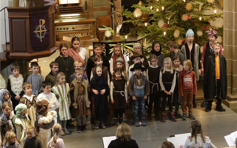 Der Königsstern deutet den Weg Sie folgen dem Stern: Kinder beim Weihnachtsmusical GB-Foto: Bäuerle