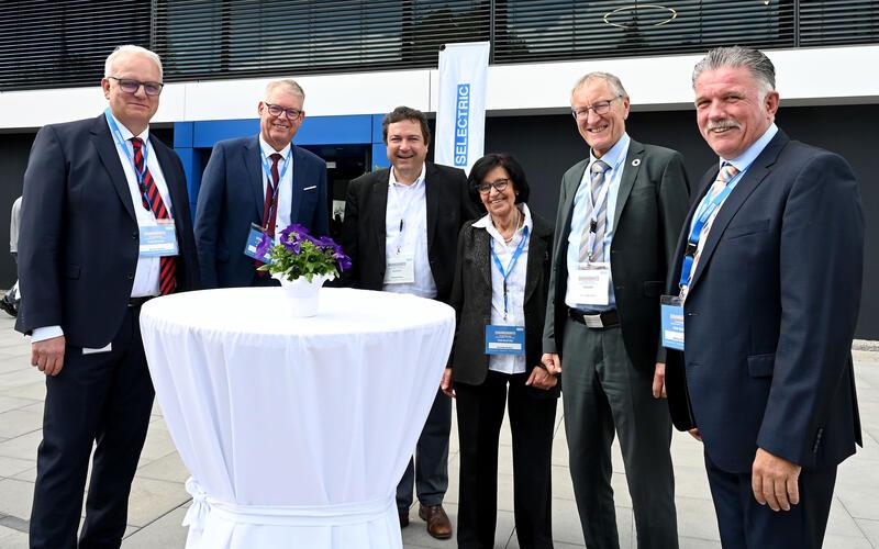 Sie freuen sich über die Neuansiedlung (von links): Michael Heußner, Hendrik Pieper, Thomas Riesch, Henriette Heußner, Roland Bernhard und Markus Priesching. GB-Foto: Holom