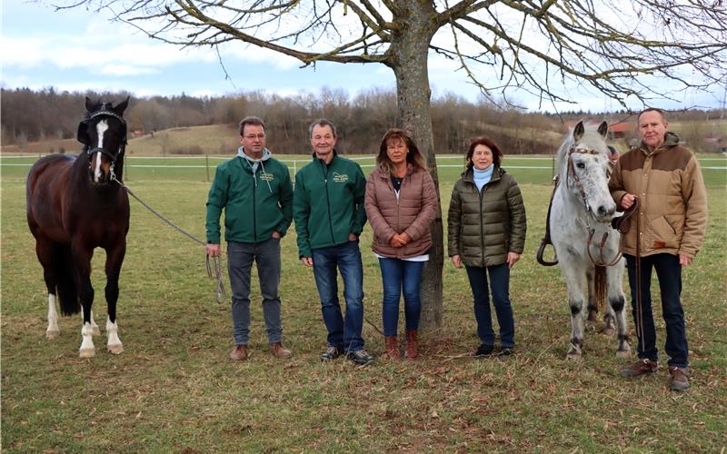 Sie halten den Gärtringer Pferdesportverein Hohe Eichen weiter am Leben: Das Vorstandsteam (von links) mit Jörg Motteler, Herbert Rauser, Ilona Lehmann, Claudia Riethmüller und Bernd Choulant.GB-Foto: tho