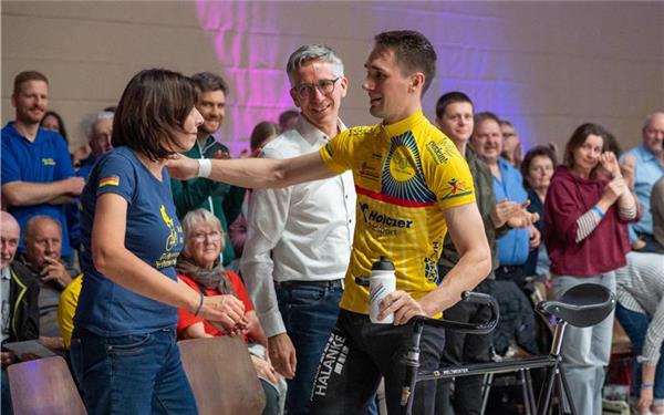 „Sie hat es von Anfang an mit mir ausgehalten.“: Simon Köcher (rechts) bedankt sich bei seiner langjährigen Trainerin Yvonne Wörner mit einer Umarmung direkt nach seiner Kür, im Hintergrund sein Vater Thomas Köcher (weißes Hemd). GB-Foto: Vecsey