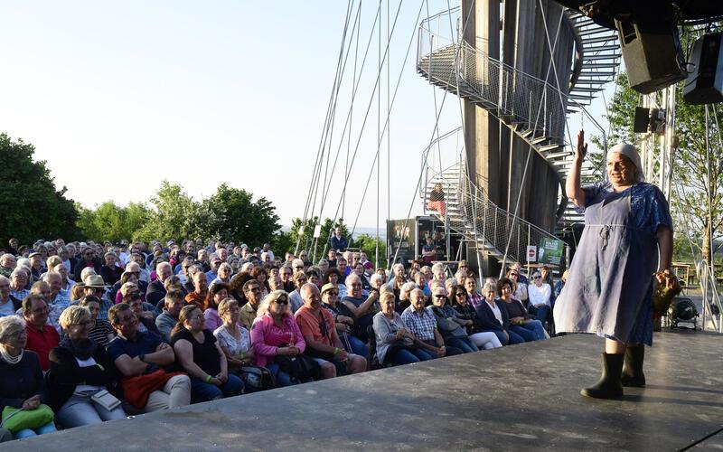Sie rockt die Schönbuchturm-Bühne mit schwäbischen Sprüchen: Hillu Stoll vom Duo „Hillus Herzdropfa“.GB-Foto (Archiv): Holom