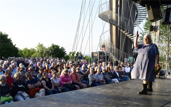 Sie rockt die Schönbuchturm-Bühne mit schwäbischen Sprüchen: Hillu Stoll vom Duo „Hillus Herzdropfa“.GB-Foto (Archiv): Holom
