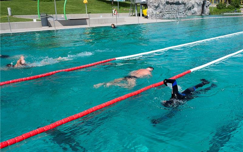 Sie schwimmen wieder im Naturfreibad – teilweise auch mit Neoprenanzug. GB-Fotos: Schmidt