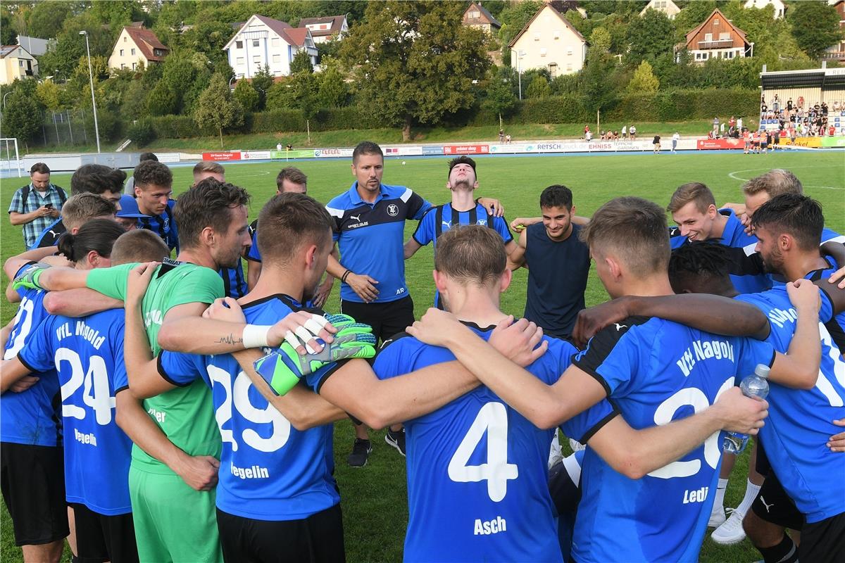 Siegerkreis der Nagolder nach dem Spiel  Fussball, Maenner, Pokal, DB-Regio, wfv...