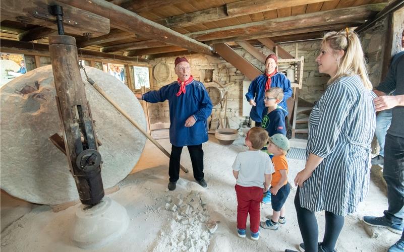 Siegfried Schmid (links) klärt die Besucher zur Sandmühle und ihrer Nutzung auf. GB-Foto: Vecsey