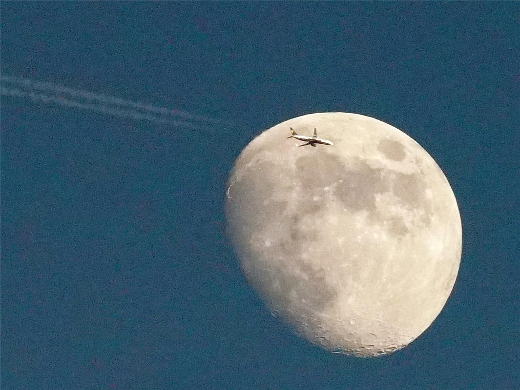 Sieghard Gillich aus Bondorf nennt diesen Leserschnappschuss: Apollo 2019 vor de...