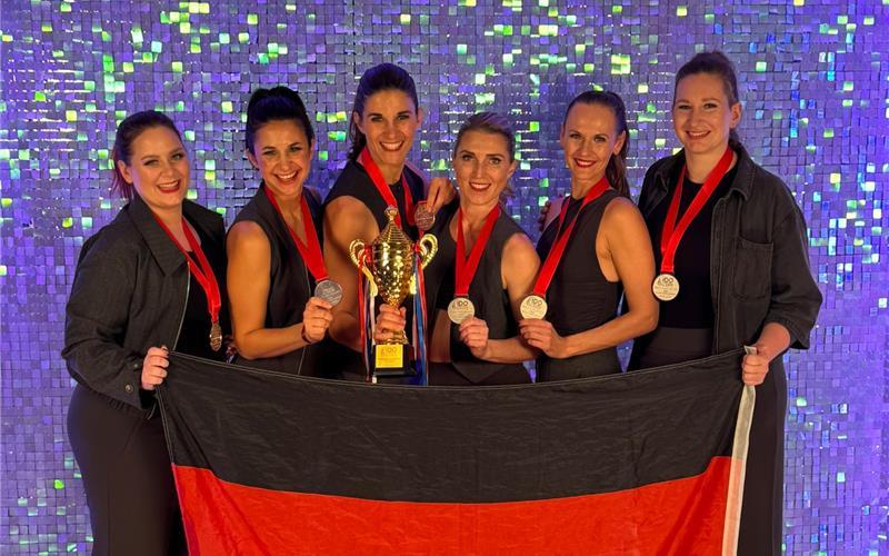 Silbernes Lächeln: Anna Berbalk (von links), Lisa Hübsch, Lena Rank, Julia Flack, Ludmilla Kies und Eva Heller. GB-Foto: gb