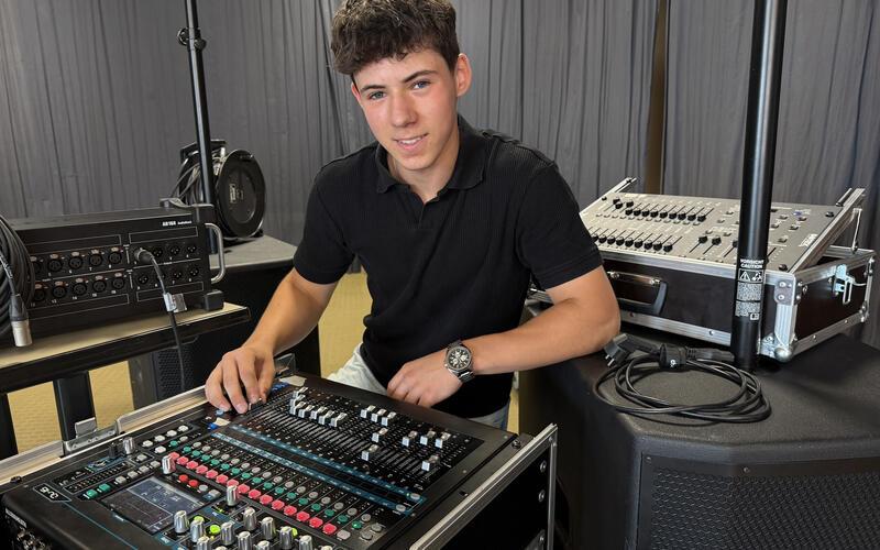 Simeon Flaig hat sich auch um die Veranstaltungstechnik in der Theodor-Heuss-Realschule verdient gemacht. GB-Foto: Bäuerle