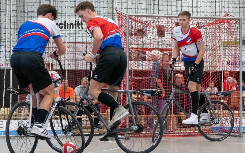Simon Becker (rechts) und Jannes Müller (Mitte) haben sich am fünften Spieltag wieder in die Top Fünf der Erstliga-Tabelle vorgeschoben. GB-Foto: Vecsey