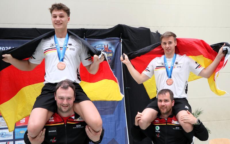 Simon Becker (rechts) und Jannes Müller auf den Schultern der beiden deutschen Ersatzspieler Michael Birkner und Robert Mlady nach der Siegerehrung. GB-Foto: Schwarz