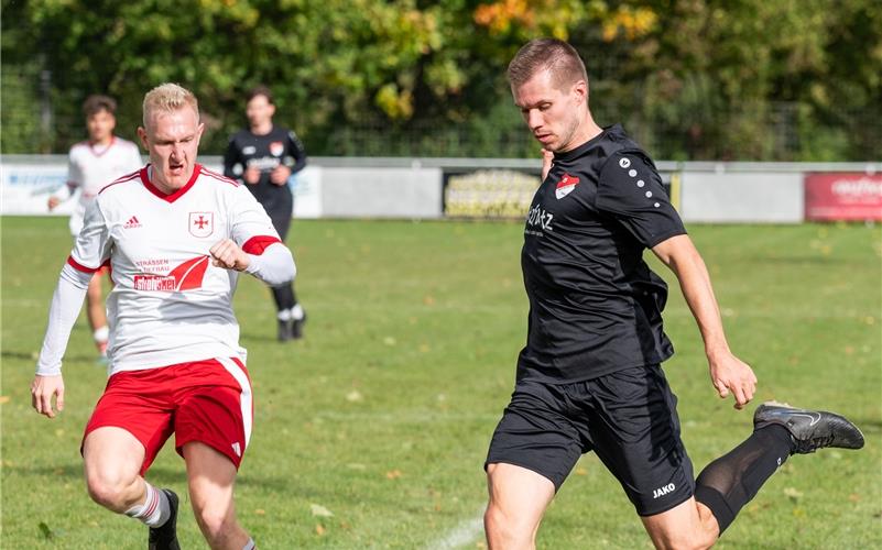 Simon Demuth (rechts): „Als Linksaußen macht es mehr und mehr Spaß.“ GB-Foto: Vecsey