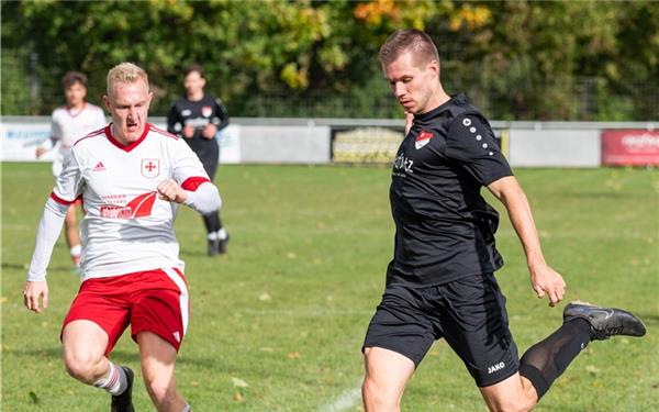 Simon Demuth (rechts): „Als Linksaußen macht es mehr und mehr Spaß.“ GB-Foto: Vecsey