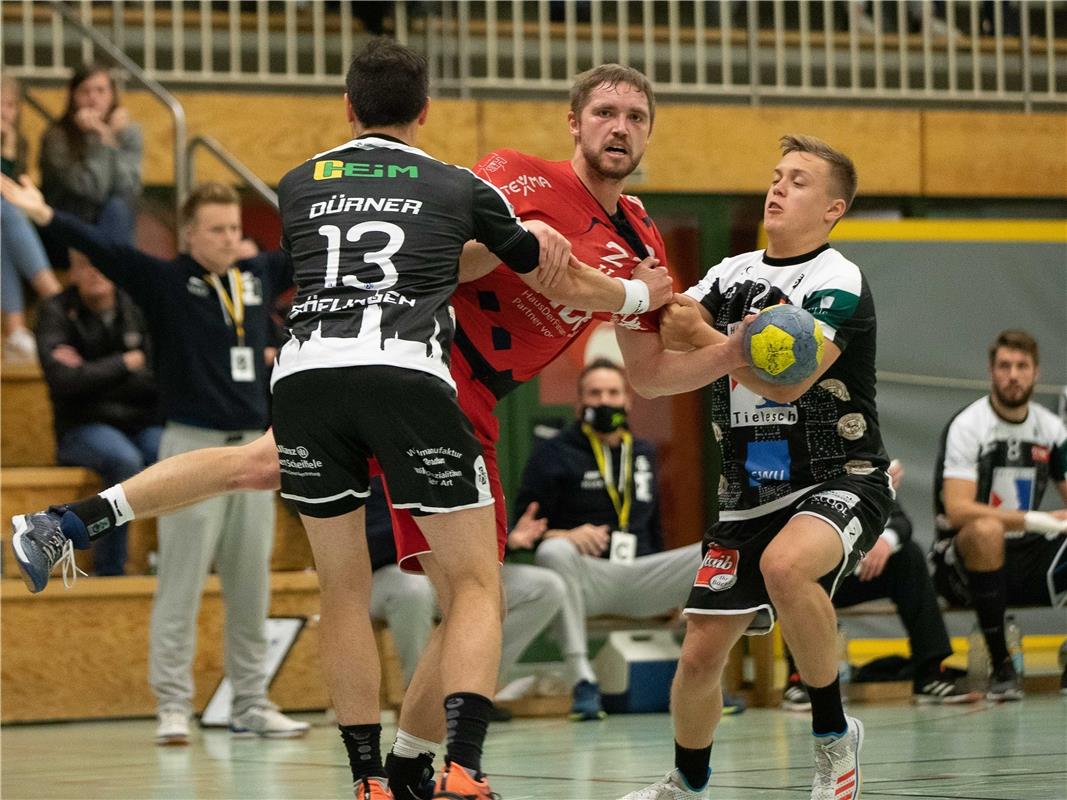 Simon Duerner (TSG Soeflingen #13), Urs Bonhage (SG H2Ku Herrenberg #21) und Luk...