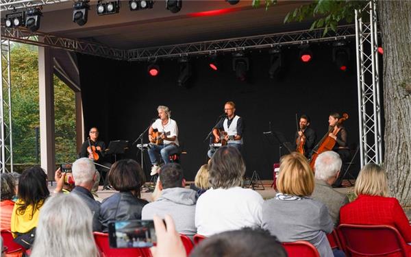 Simon & Garfunkel huldigte das „Graceland“-Trio mit vier Streichern bei „Kultur im Freien“ in Wildberg. GB-Foto:Dettenmeyer