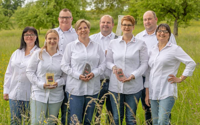 Simon Gräther und Klaus Gräther (hintere Reihe von links), Isabell Schimetschek (Freundin von Simon Gräther) und Bettina Gräther (vordere Reihe die zweite und dritte Person von links) im Kreise ihrer Belegschaft. GB-Foto: gb