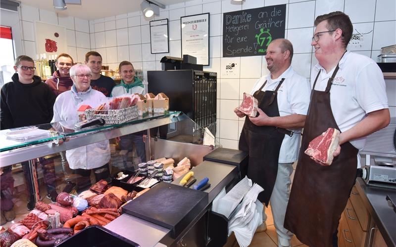 Handwerkliches steht im Vordergrund Simon Gräther und Klaus Gräther (von rechts) informieren die Besucher im Laden GB-Foto: Vecsey
