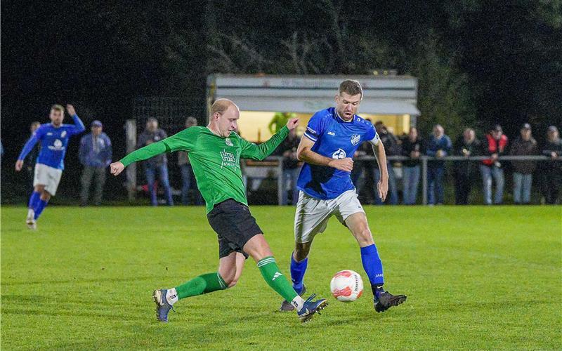 Simon Kamm (rechts, im Zweikampf mit Deckenpfronns Leon Marquardt) hofft auf einen Aufschwung. GB-Foto: Eibner/La Rocca