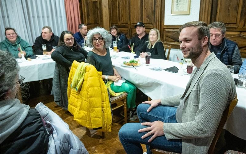 Simon Speiser (vorne rechts) will als Nufringer Bürgermeister seinen beruflichen Traum verwirklichen. GB-Foto: Schmidt