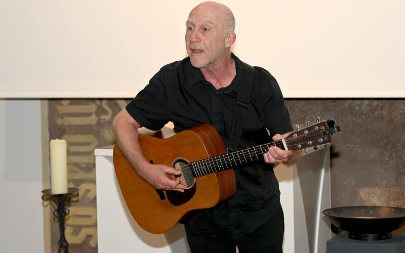 Simon Weiland ist mit einem Solo-Musiktheaterstück unterwegs. GB-Foto: Holom