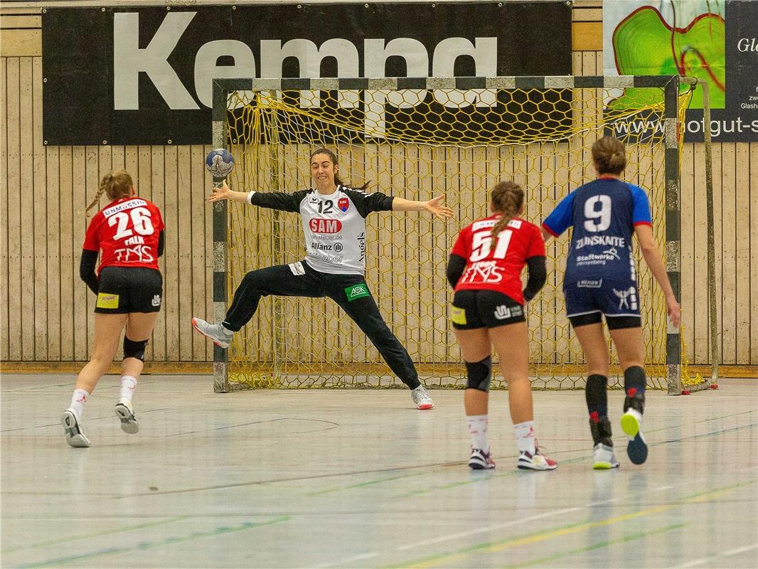 Simone Falk (HSG Freiburg #26) gegen Laura Waldenmaier (SG H2Ku Herrenberg #12) ...