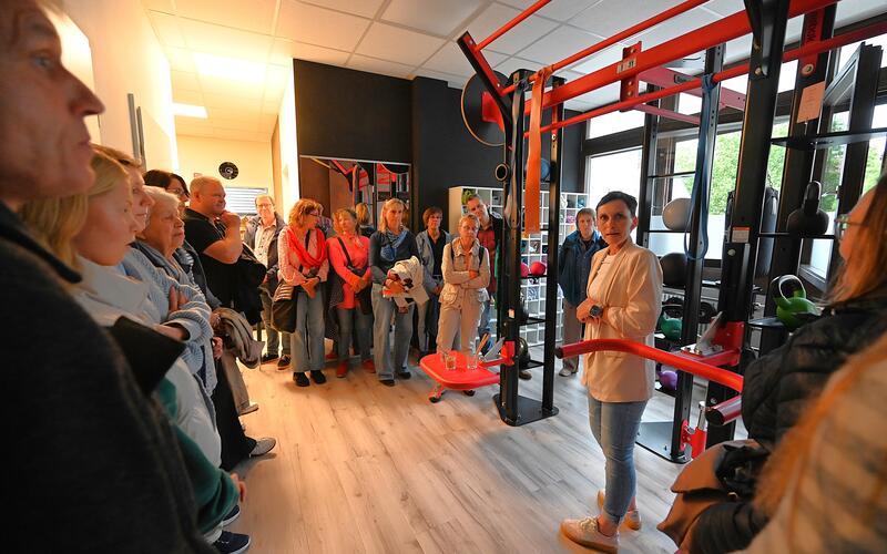 Simone Junge in ihrer Physiotherapie „aktiv2.0“ (rechts, unter der Kraftmaschine stehend): „Krafttraining wird mit zunehmendem Alter immer wichtiger.“ GB-Foto: Reichert