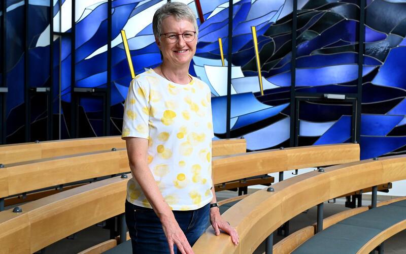 Simone Trapp in der Auferstehungskirche Nebringen: „Zum ersten Mal werde ich länger als zehn Minuten predigen.“ GB-Foto: Holom