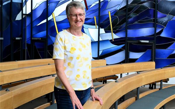 Simone Trapp in der Auferstehungskirche Nebringen: „Zum ersten Mal werde ich länger als zehn Minuten predigen.“ GB-Foto: Holom