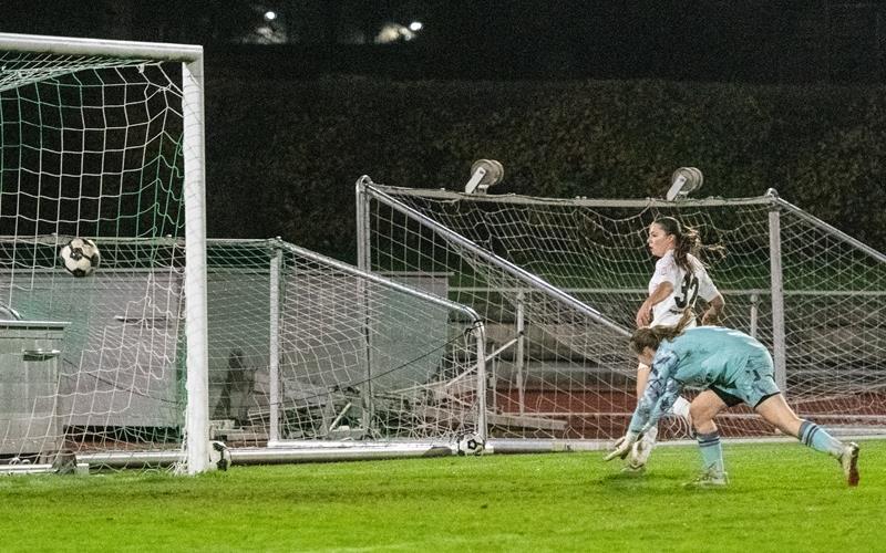 Sina Rahm trifft zum 4:0 für den VfL Herrenberg. GB-Foto: Schmidt