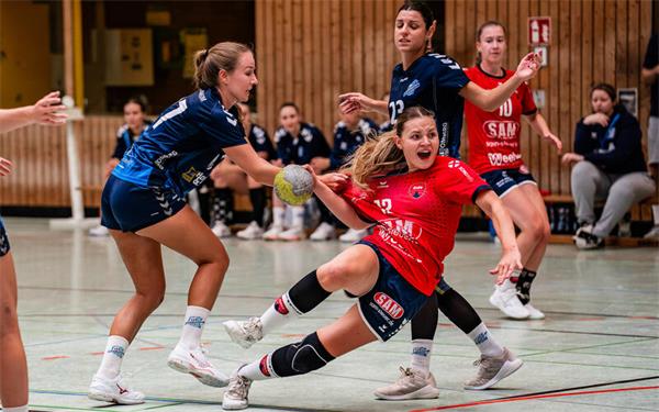 Sina Venth (am Ball) setzt sich dynamisch gegen die Bönnigheimer Deckung mit Alina Kynast (links) und Katja Kerner durch. GB-Foto: Eibner/Cornelius Mann