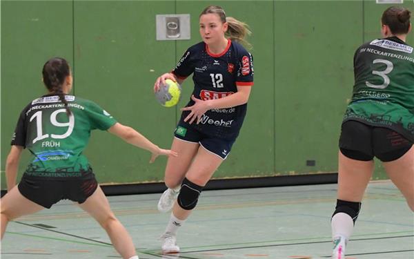 Sina Venth (am Ball) sucht die Lücke in der Neckartenzlinger Abwehr. GB-Foto: Gebhardt