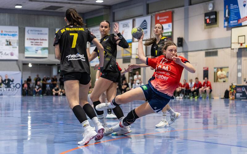 Sina Venth hat sich durch die Abwehr getankt. GB-Foto: Eibner/Di Giovanni