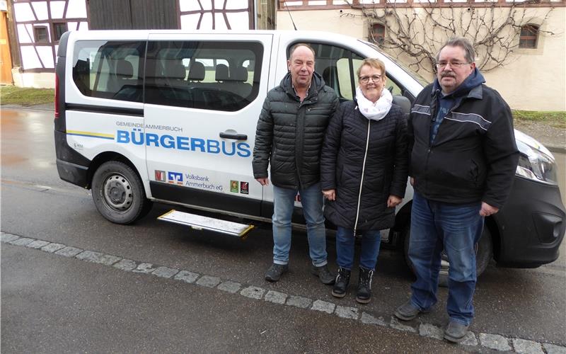 Sind ehrenamtlich für den Ammerbucher Bürgerbus unterwegs (von links): Christoph Bechtold (Koordinator), YvonneHiller, Volkmar „Oli“ Salm (beide Fahrer) GB-Foto: rod
