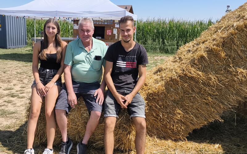 Sind für das Wolfenhausener Maisfeld zuständig (von links): Laura Kasnar, Manfred Maier und David Maier.GB-Fotos: gb