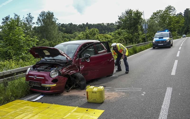 Frontalzusammenstoß führt zu drei Verletzten Sindelfingen – Aus bislang ungeklärter Ursache kam es am Donnerstagabend zwischen dem Darmsheimer Tunnel und Grafenau-Döffingen zu einem schweren Unfall. Wie die Polizei mitteilt, war ein Auto aus Richtung Sindelfingen in Richtung Döffingen unterwegs, als ihm ein anderes auf seiner Fahrspur entgegenkam. Durch die Wucht des Aufpralls wurde eine Person im Opel des Falschfahrers eingeklemmt und schwer verletzt. Sie musste von der Feuerwehr aus dem Wrack befreit werden. Insgesamt wurden drei Personen bei dem Unfall verletzt. Die Straße sowie der Darmsheimer Tunnel waren längere Zeit gesperrt. Beide Autos mussten abgeschleppt werden. pb/GB-Fotos: SDMG/Dettenmeyer