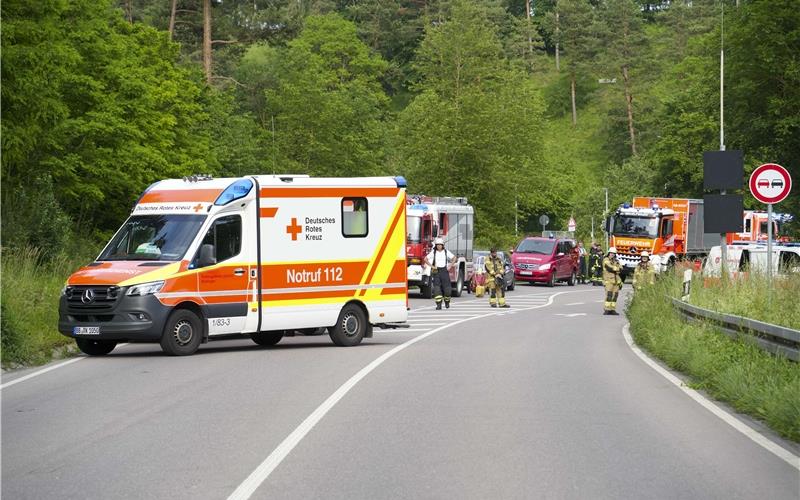 Frontalzusammenstoß führt zu drei Verletzten Sindelfingen – Aus bislang ungeklärter Ursache kam es am Donnerstagabend zwischen dem Darmsheimer Tunnel und Grafenau-Döffingen zu einem schweren Unfall. Wie die Polizei mitteilt, war ein Auto aus Richtung Sindelfingen in Richtung Döffingen unterwegs, als ihm ein anderes auf seiner Fahrspur entgegenkam. Durch die Wucht des Aufpralls wurde eine Person im Opel des Falschfahrers eingeklemmt und schwer verletzt. Sie musste von der Feuerwehr aus dem Wrack befreit werden. Insgesamt wurden drei Personen bei dem Unfall verletzt. Die Straße sowie der Darmsheimer Tunnel waren längere Zeit gesperrt. Beide Autos mussten abgeschleppt werden. pb/GB-Fotos: SDMG/Dettenmeyer